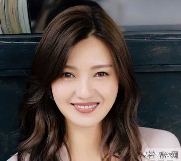 赵宝刚把她“当宝”,孙红雷对她“关爱有加”,48岁她真让人羡慕