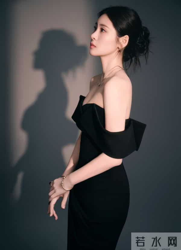 张碧晨,东方风云榜红毯造型,黑裙红唇美到挪不开眼