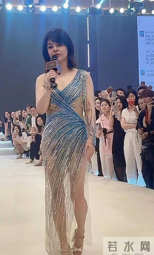 55岁于文红减肥决心坚定，1米66想减到80斤，穿高开叉裙秀身材