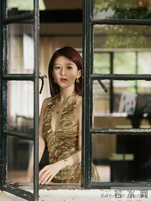 赵露思 白瓷肌肤太亮眼 美的像个洋娃娃精致到头发丝