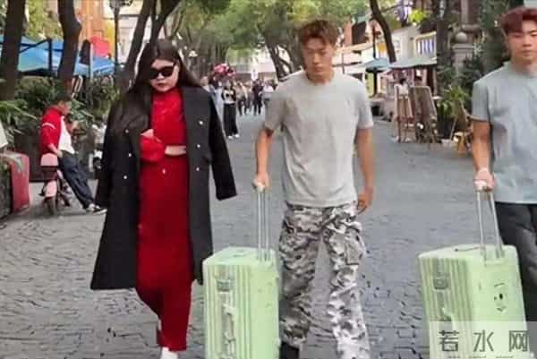 李湘不说话发旧照,网友吵翻天,富人沉默比骂人更狠