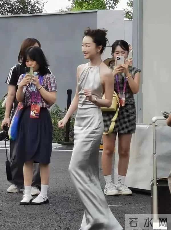 周冬雨出席活动，这身材太差了，选的裙子也好难看，真的一言难尽