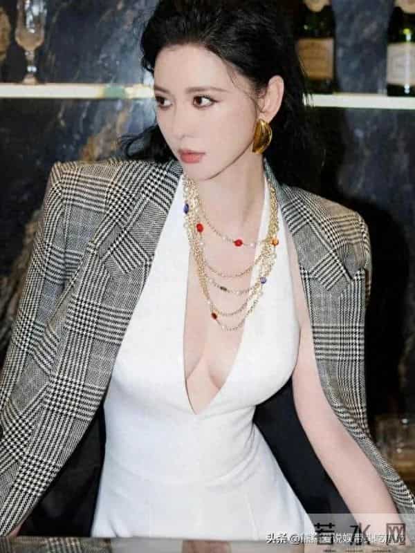 44岁张萌身材真丰腴！穿挂脖连体裤差点“撑爆”，性感又迷人！