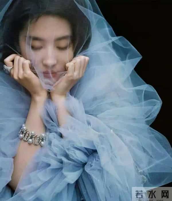 刘亦菲，美成一幅油画！