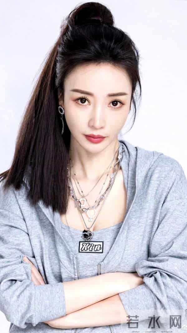 柳岩风格切换太绝了!甜妹辣妹无缝衔接,这穿搭审美我服了