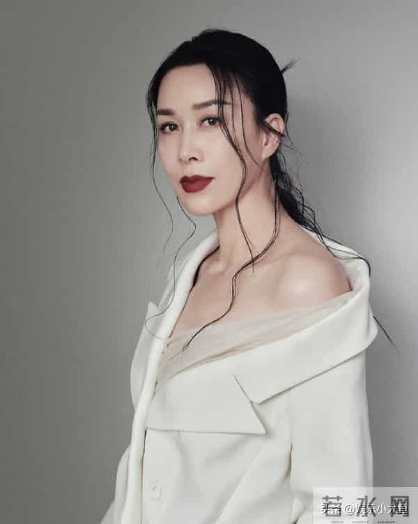 那英出席卡地亚高级珠宝晚宴,穿露肩白色西服套装气场全开好美