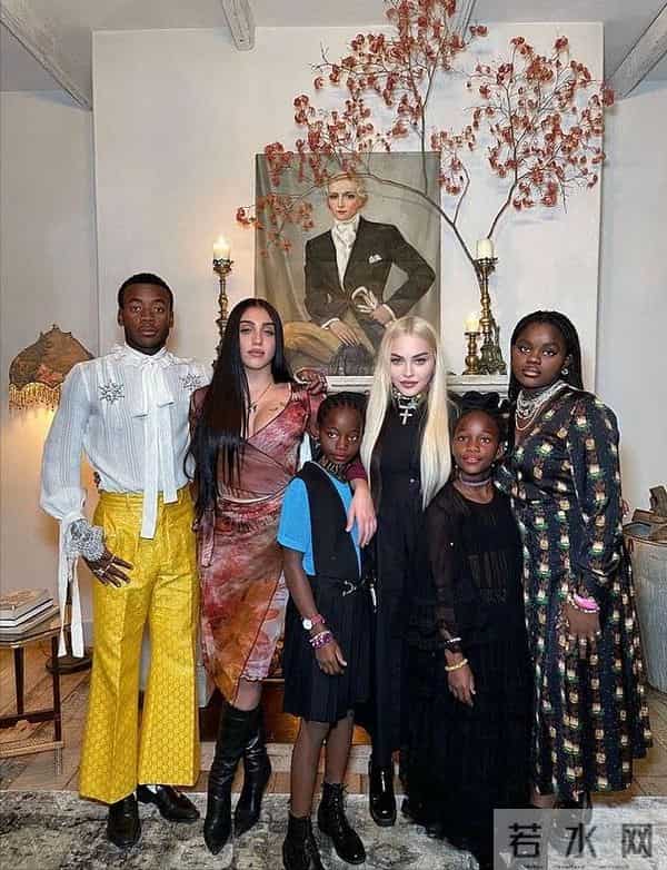 67岁麦当娜新恋情曝光，机场同框炸场，29岁男友成“青春续命符”