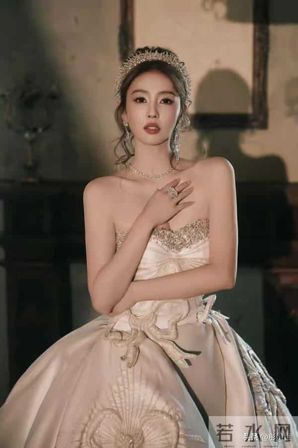 白鹿美成中世纪油画公主!复古长裙配卷发优雅入画