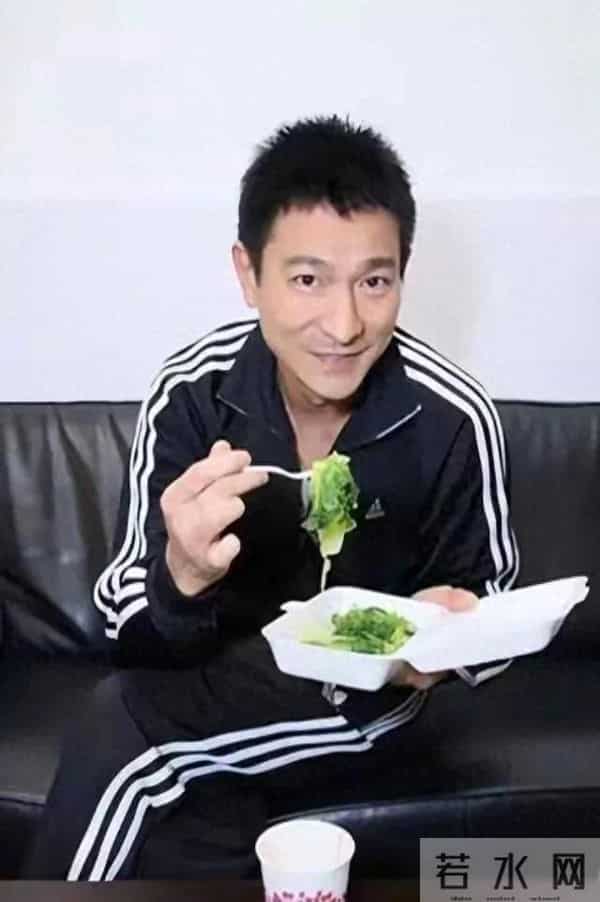 62岁刘德华晒一日三餐，网友：太狠了，难怪看起来像40岁