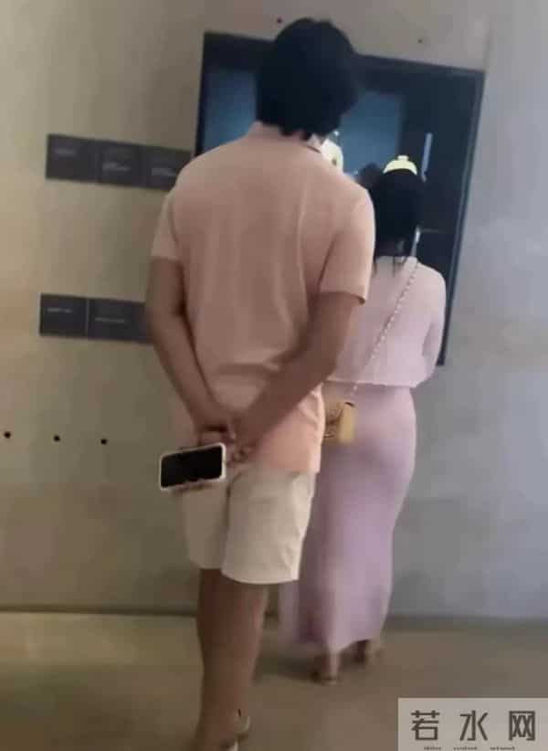 秦昊伊能静牵手逛巴黎，秦昊的大肚腩，伊能静下垂的妈妈臀太抢镜