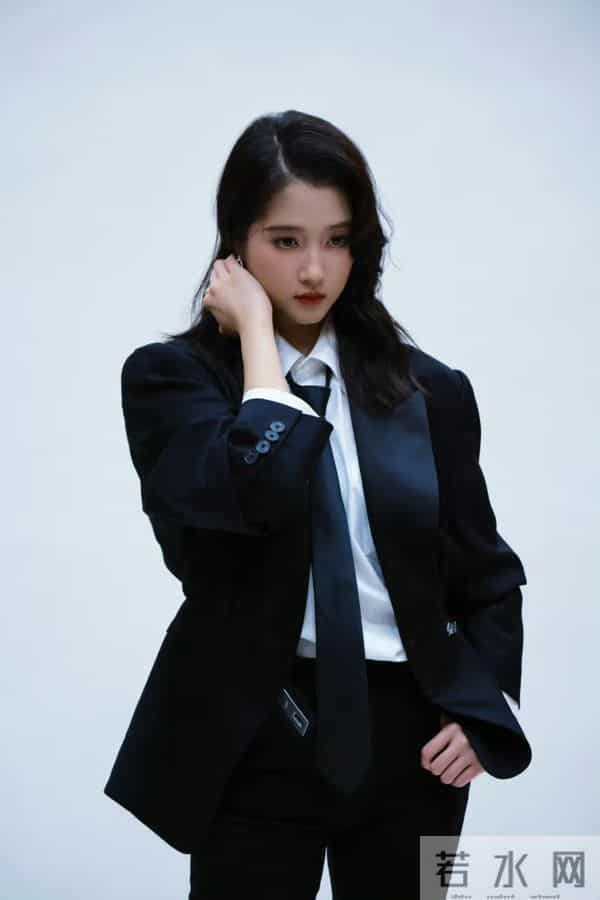 关晓彤时装秀来了