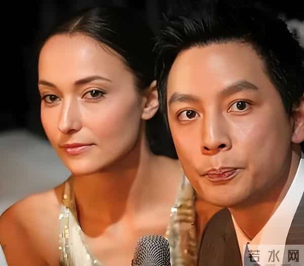 吴彦祖晒47岁老婆素颜合照，惊呆网友！男方曾称近10年没夫妻生活