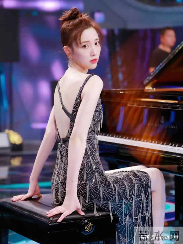 我的天，人间尤物张纯烨吊带水晶裙封神一字肩带，身材好到没话说