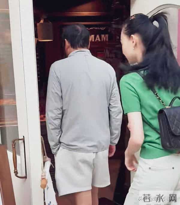 羡慕不来？范志毅娶小17岁高个女神，逛街画风却成“爸爸和女儿”