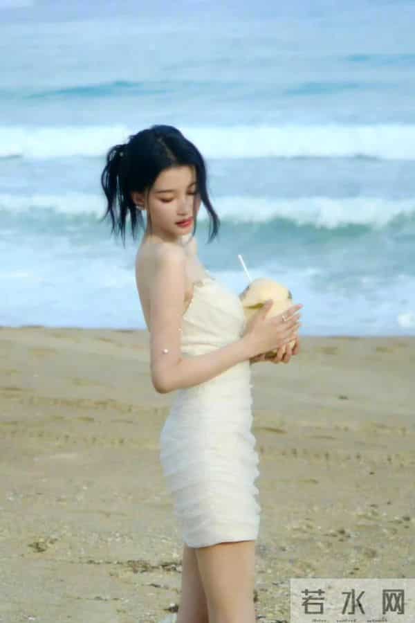孙怡白裙海边写真