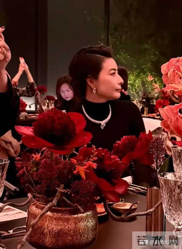 这一夜,露肩装的那英,深V领的朱珠,都输给了全裹出镜的郭晶晶