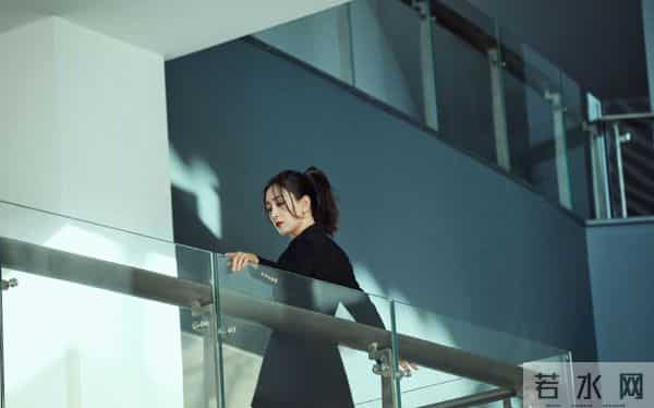 马苏，性感美腿超短裙