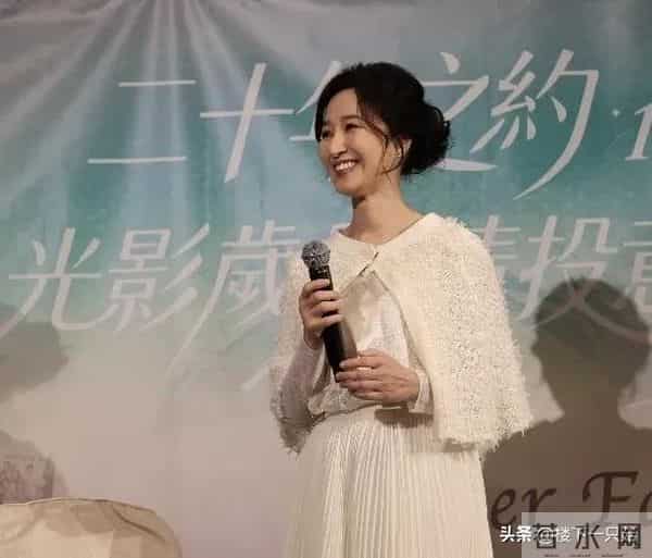 关咏荷与粉丝续20年之约 白色礼服纯洁优雅 61岁真人又白又瘦像30岁