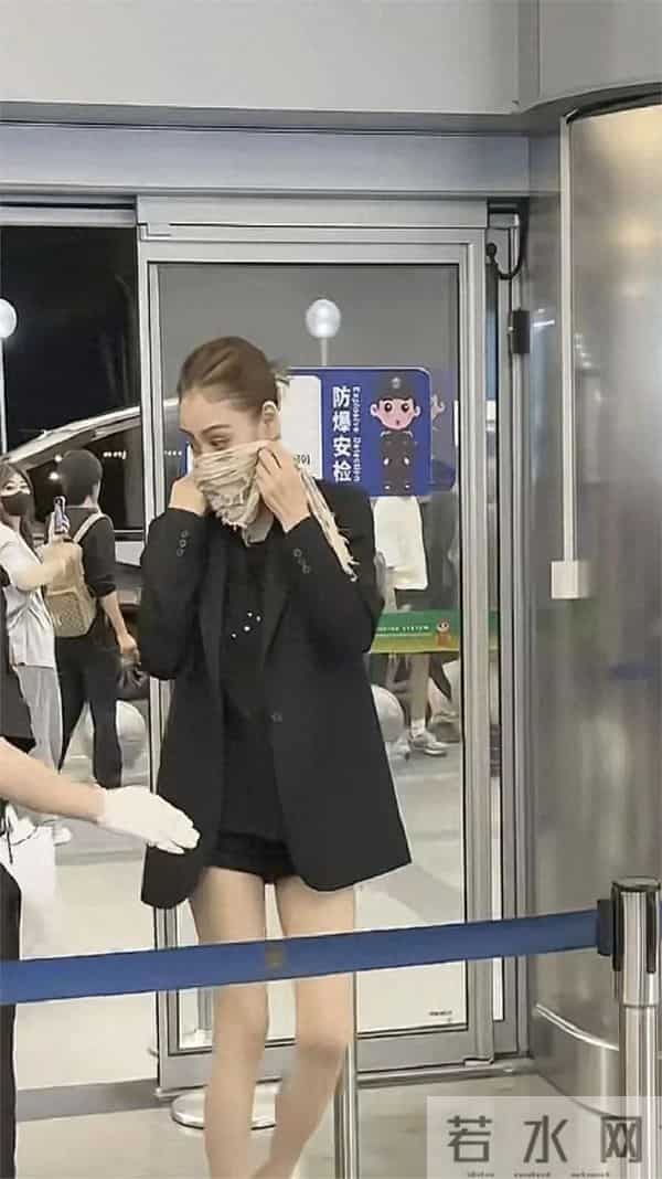 53岁宁静机场照美翻了，西装配短裤太减龄了，看着像30多岁