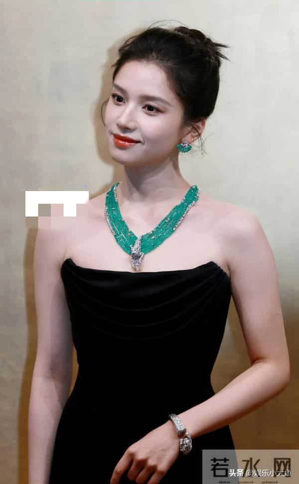 张婧仪今天出席卡地亚高珠展,穿黑色礼服裙佩戴权威祖母绿好美