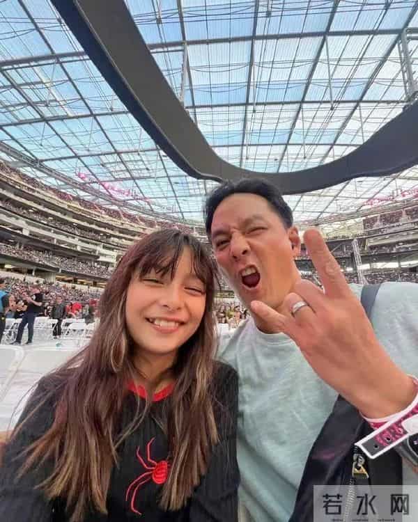 刘晓庆一天吃很多肉，同龄人夸她年轻，摘下假发真容亮出