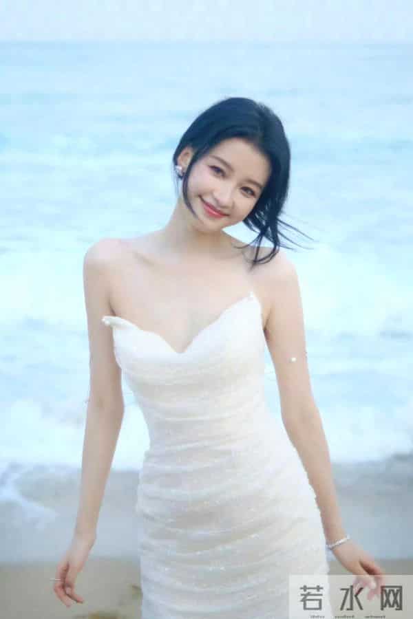孙怡白裙海边写真