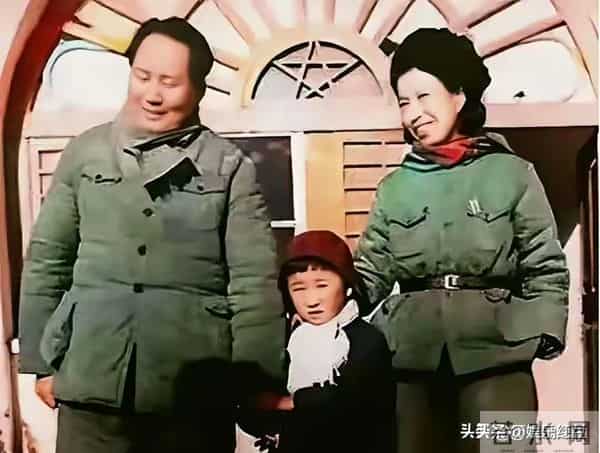 毛主席一家四口合影，四人脸上全是笑意，李讷紧挨毛主席