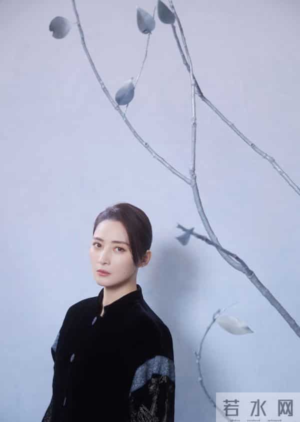 蒋勤勤分享国风写真，黑丝绒刺绣装配低盘发，气质典雅美出新高度