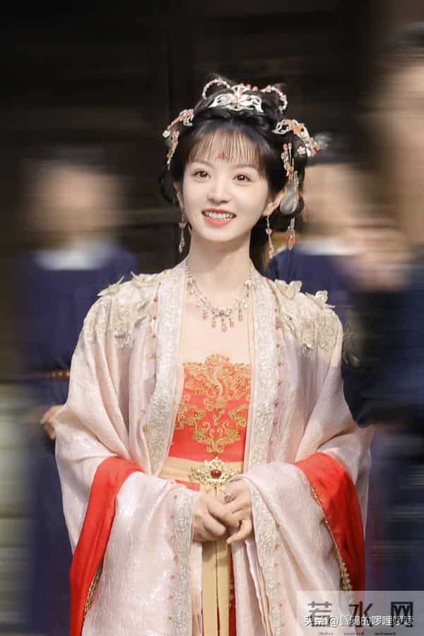 甜妹天花板 vs 四千年美女!田曦薇鞠婧祎谁更受网友喜欢?