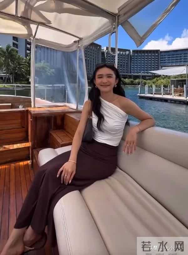 关枫馨与男友游海南岛享受阳光与海滩,穿比基尼喝椰汁舒适又奢华