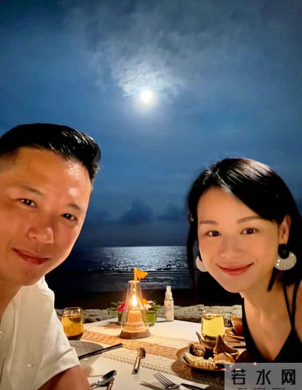 胡杏儿晒庆生美照,与李乘德甜蜜搂腰,46岁胡杏儿被宠的幸福洋溢