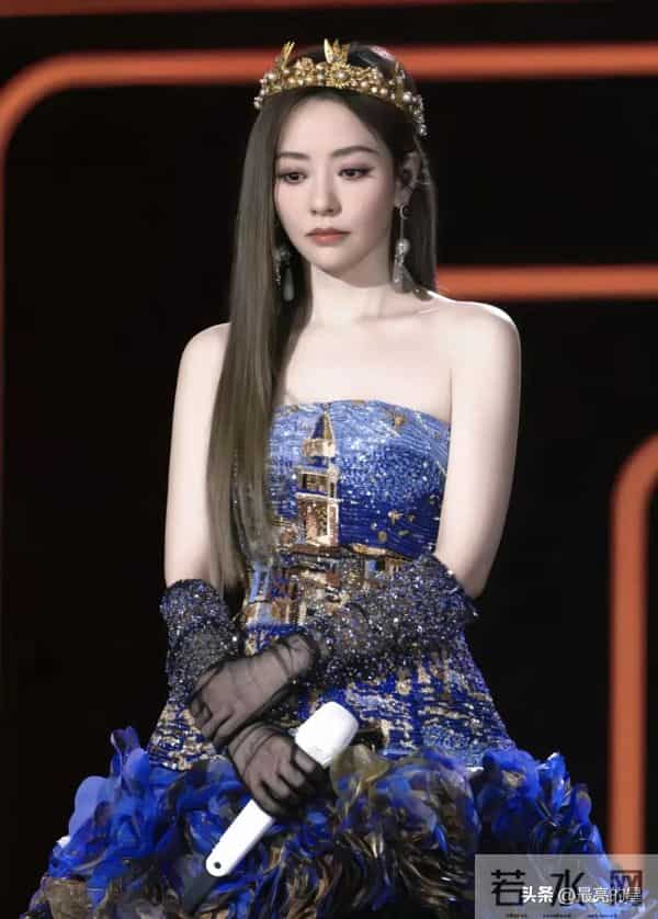 张靓颖这个妆容和服饰，简直美成神了，这妆容太适合她了，绝了