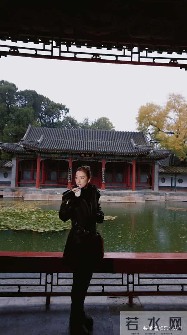 巩俐参加卡地亚活动,60岁依旧很有女王范,完美诠释岁月不败美人