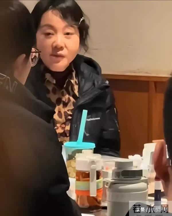 54岁闫妮和好友任素汐沈阳餐馆吃烤肉,穿羽绒服扎一头卷发挺时髦