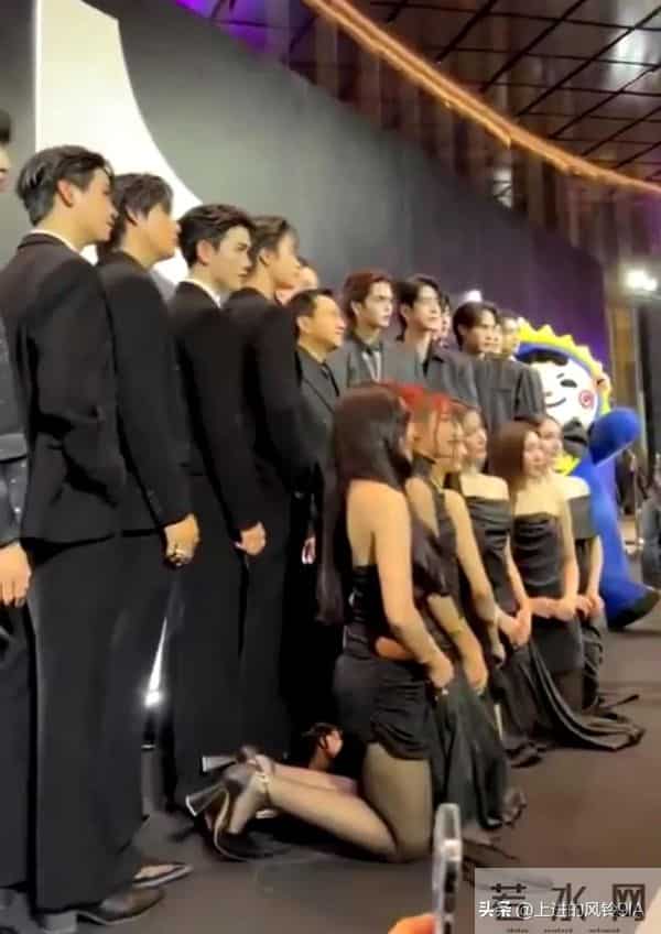 不是吧,女艺人穿超短裙还得跪着合照,网友:奇葩该骂