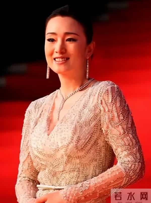 59岁巩俐现身北京公园，穿黑皮衣配透明伞，雨中喝酸奶吃冰糖葫芦