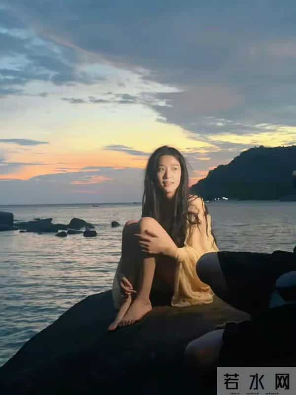 卢昱晓海边写真，光脚丫很可爱