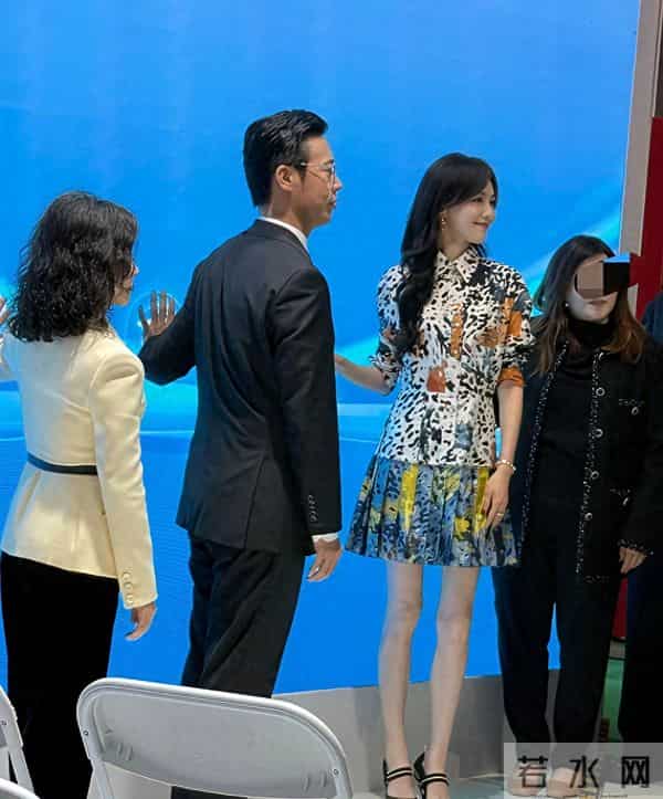 唐嫣在进博会被人拍到腿细得像两根筷子,走路带风,裙子都贴不住