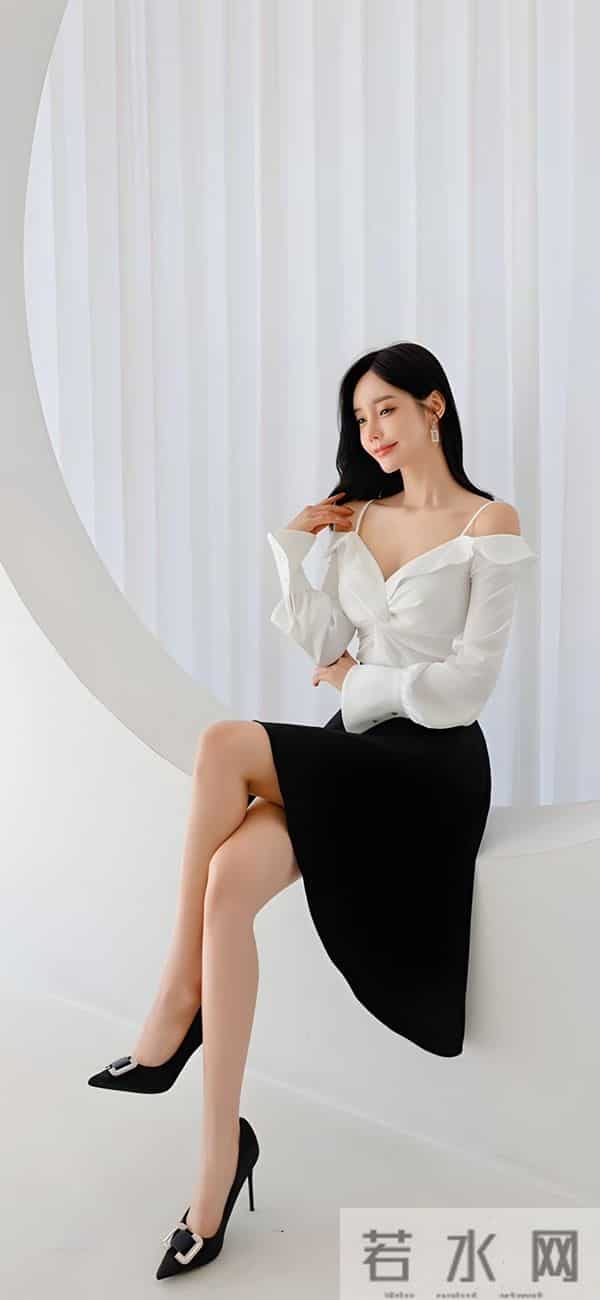 孙允珠白吊带衬衫+黑不对称裙,甜酷混搭太吸睛