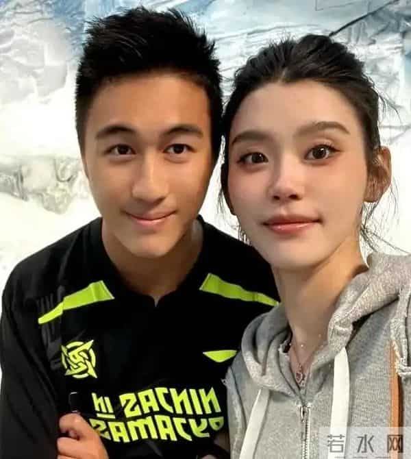 奚梦瑶晒4岁二胎女儿，Romee拎香奈儿似玩偶，母女俩白得晃眼