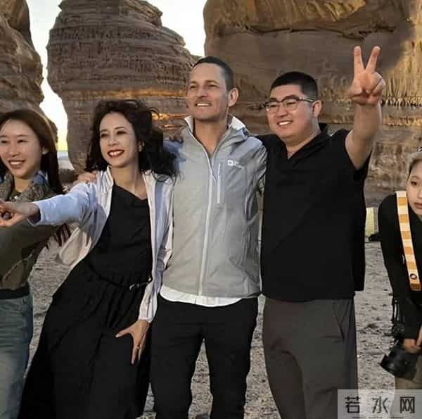 55岁莫文蔚现身香港!生图皮松肉垮自然老去,穿透视装身材干瘪