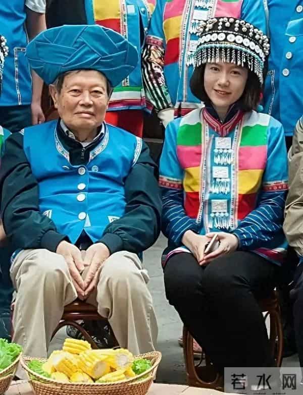 杨振宁与夫人翁帆云南旅游，着少数民族服饰 合影留念，永恒的回忆