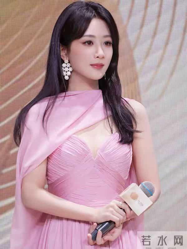 杨紫绝美写真，一袭粉色抹胸裙，甜美性感