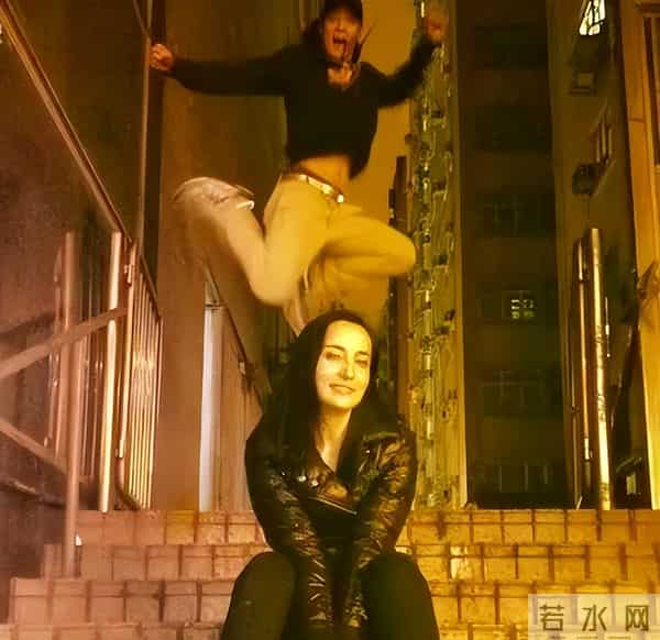 吴彦祖晒47岁老婆素颜合照，惊呆网友！男方曾称近10年没夫妻生活