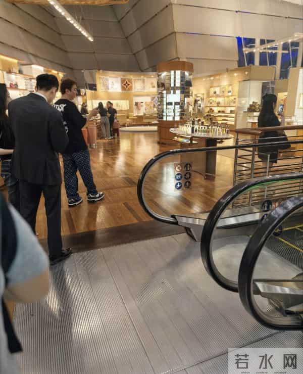 王思聪与女伴现身新加坡酒店!翘二郎腿好霸气,两人各玩各的手机