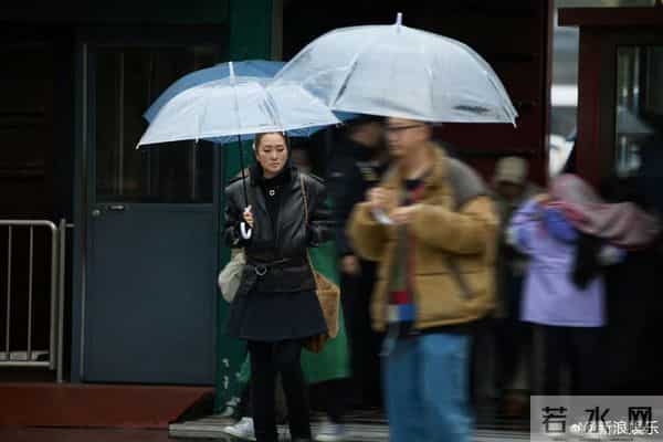 巩俐雨天现身北海公园，全黑造型撑伞漫步，这姿态太像电影镜头！