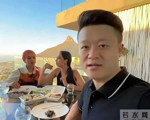 非洲土皇帝王垚:丰臀辣妹当助理,生活奢靡为何还多次被官媒表扬