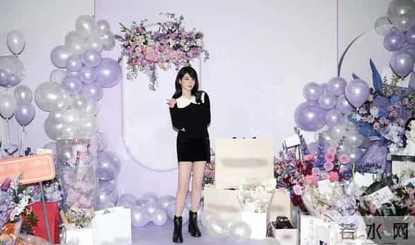 杨紫33岁生日晒全家福,杨爸杨妈气质出众好年轻,一家三口好幸福