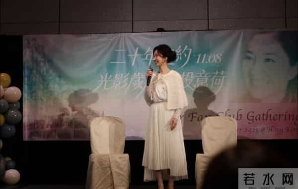 61岁关咏荷罕见露面,赴一场20年之约,状态极佳仍然很漂亮