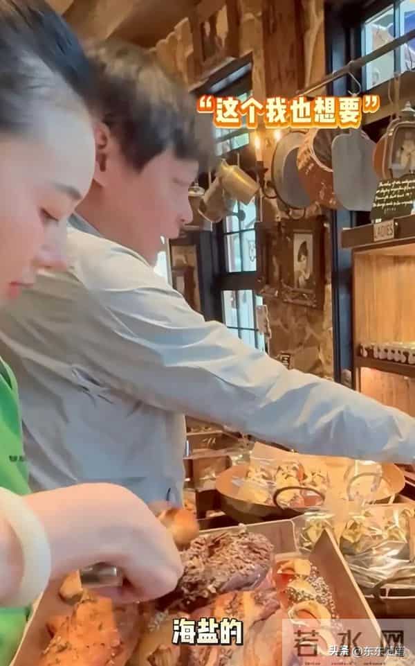 范志毅夫妇立冬逛街，差17岁被认成父女俩，老婆个高漂亮但管得严